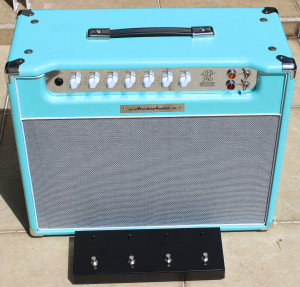 Amplificador valvulado AcedoAudio 290 1x12 azul piscina tela prata